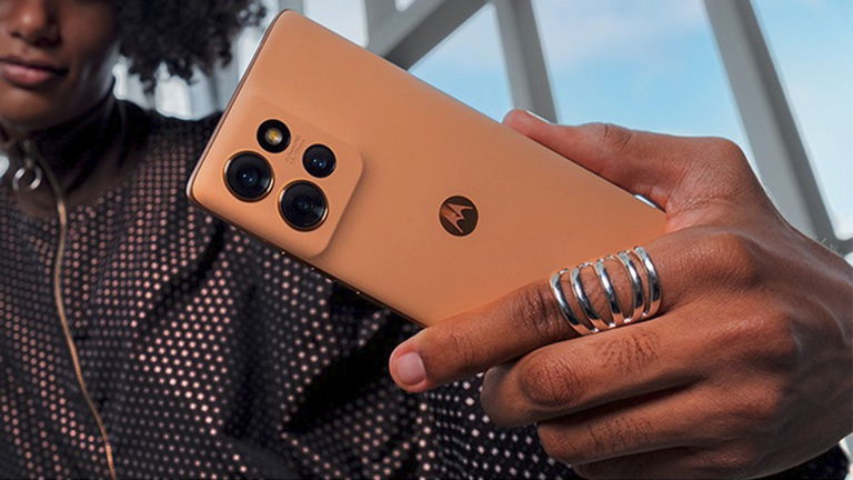 Este Motorola revienta el mercado por solo 319 euros: 12 GB de RAM, 512 GB de memoria y resistencia militar