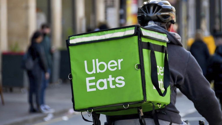 Reembolso o descuento por retraso en Uber Eats: cómo funciona y cuándo se puede pedir