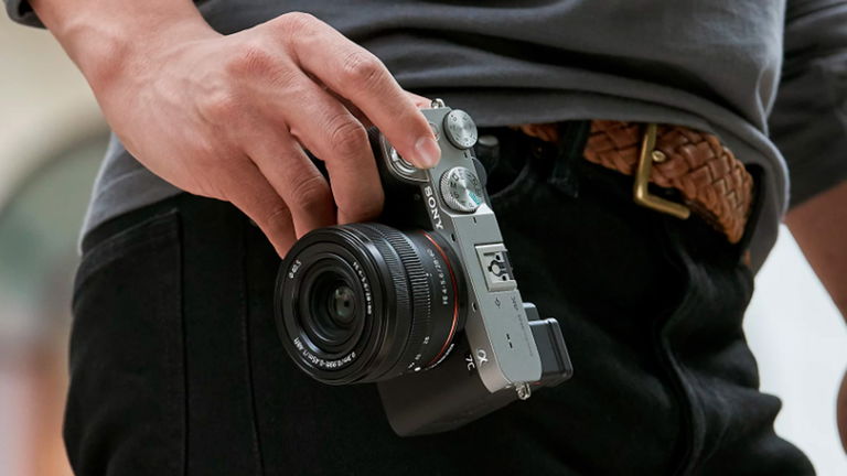 Sorprende el precio de la Sony full-frame más ligera y versátil ahora con objetivo 28-60 mm y cuerpo compacto