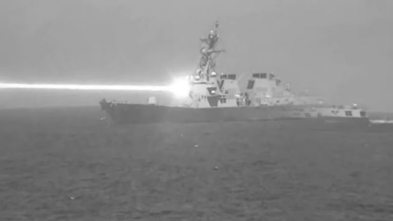 Tiene un enorme cañón láser, y este destructor de Estados Unidos busca el dominio de los mares