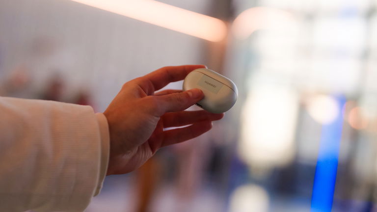 Estos auriculares rivalizan con los AirPods Pro y solo por el Black Friday pueden comprarse a mitad de precio