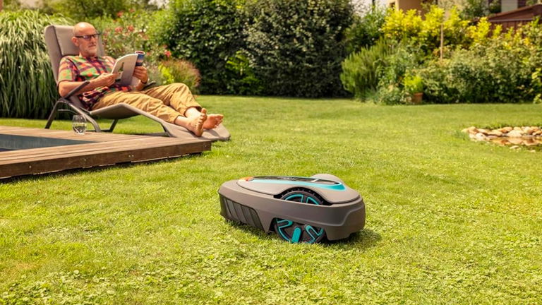 No vuelvas a cortar el césped: este robot hace el trabajo por ti y está de oferta