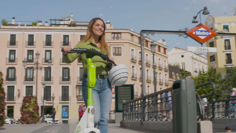 Madrid acaba con los patinetes eléctricos de alquiler. Ahora, el punto de mira está en los "tuk-tuk"