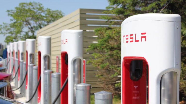 Los nuevos Supercharger de Tesla podrán cargar un coche en 10 minutos: ya sabemos cuándo estarán listos