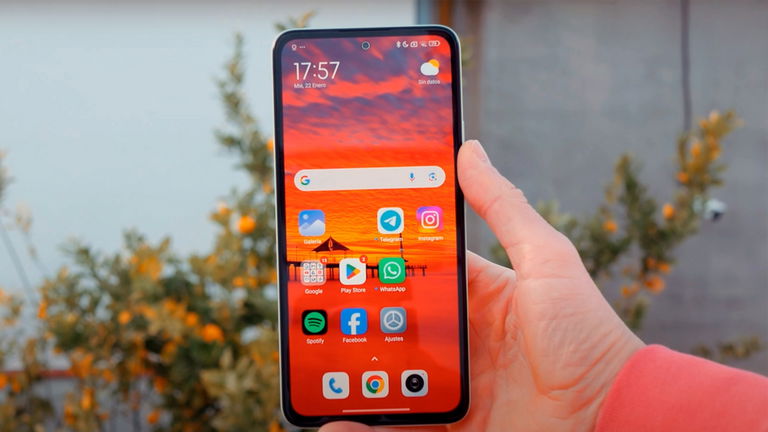 Este Xiaomi barato lo tiene todo para dominar la gama media: pantalla top, buen diseño y memoria para rato