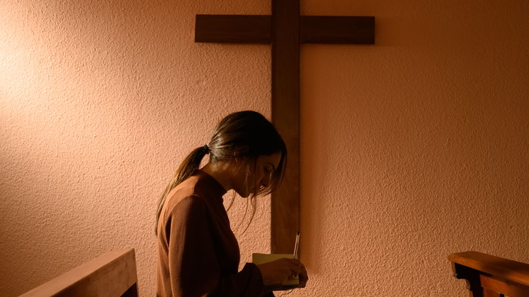 De la fe al desengaño: 'Yo también dejé el Opus Dei', con Claudia Traisac, es la impactante docuserie que estrena Max esta semana