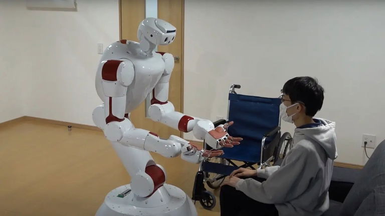 El futurista plan de Japón ante su brutal falta de trabajadores sanitarios: crear robots enfermeros