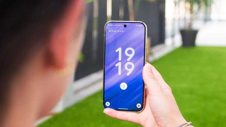 Android 16 se prepara para llevar los widgets a la pantalla de bloqueo de tu móvil: así funciona