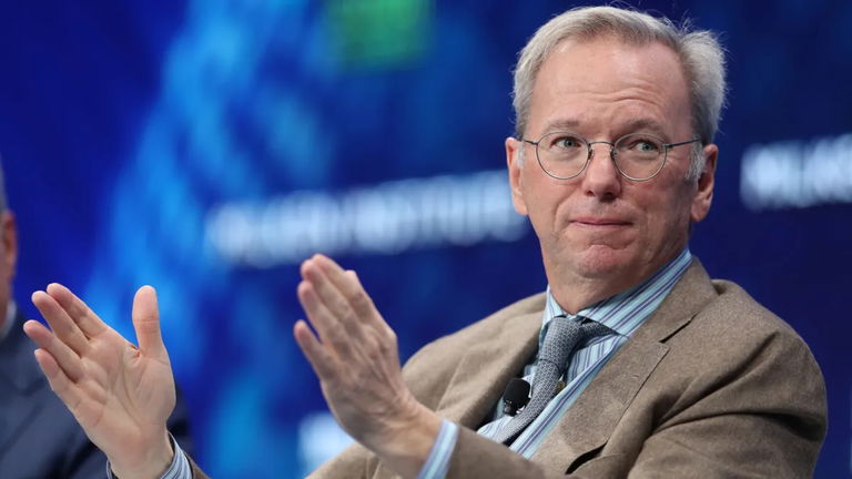 Eric Schmidt, ex-CEO de Google, preocupado por el futuro de la IA: "Habrá muchas personas heridas o asesinadas"