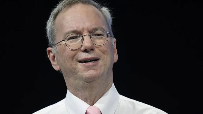 Eric Schmidt, antiguo CEO de Google, y su ataque feroz al teletrabajo: "Google decidió que el equilibrio entre el trabajo y la vida personal, irse a casa temprano y trabajar desde casa, era más importante que ganar"