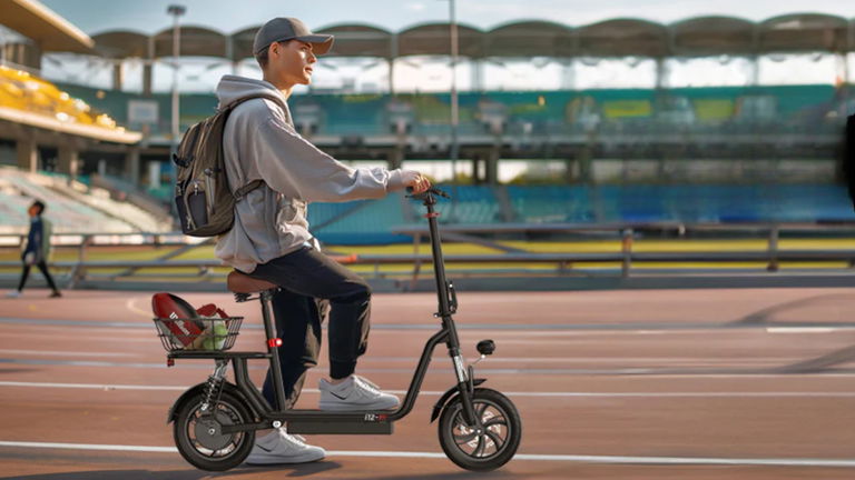 Olvídate del tráfico y ahorra dinero con este patinete eléctrico con asiento