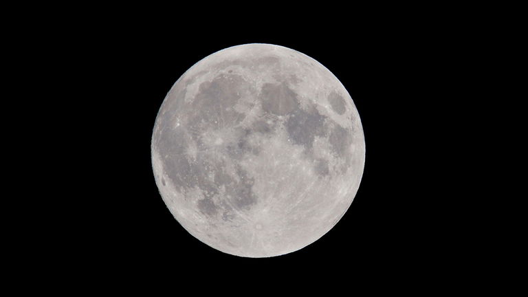 Una empresa quiere explotar mineramente la Luna. Quiere extraer todo su helio-3