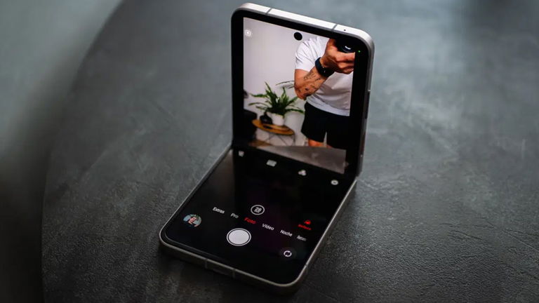 Este móvil plegable te va a dejar con la boca abierta y con su pantalla de seis 6,9 pulgadas no querrás mirar otro móvil