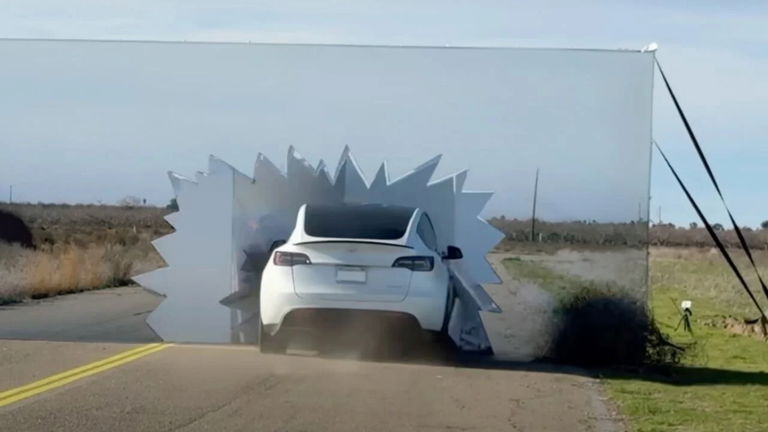 Un Tesla se estrella contra una pared con una carretera pintada: el sistema de conducción autónoma no distingue entre realidad y arte