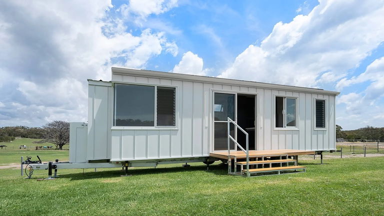 La minúscula, pero encantadora, casa prefabricada que se autoabastece de energía