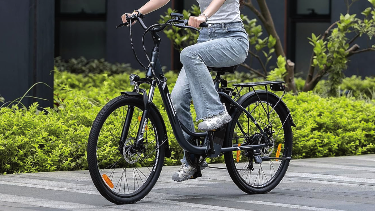 Esta barata bicicleta eléctrica está en oferta: 90 km de autonomía, 120 kilos de carga y un gran descuento
