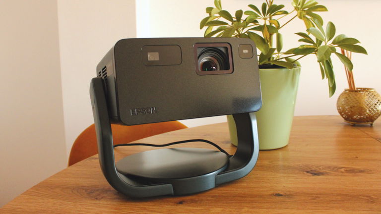 EPSON EF-22, análisis: un proyector portátil que gira con la calidad de imagen y Google TV como bazas