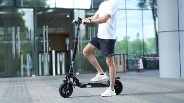 Vuelve el preciazo para la bestia de iScooter: motor de 800 W y solo 343 euros para este patinete eléctrico súperventas
