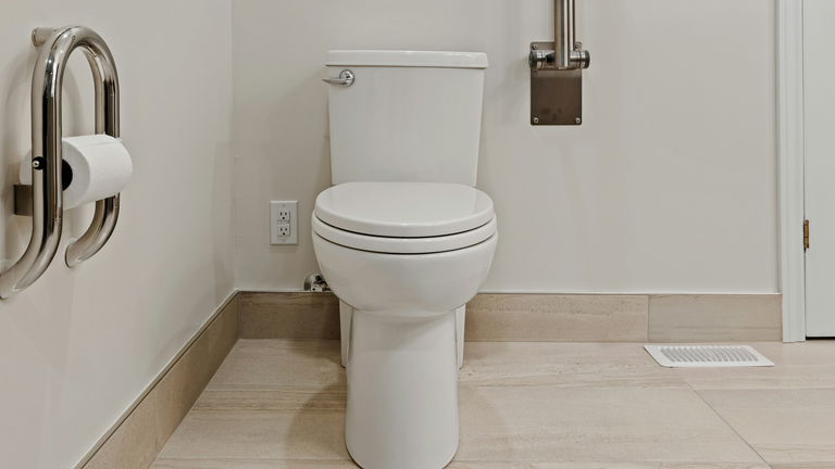 Si usas mucho el móvil en el baño prepárate: vas a tener hemorroides