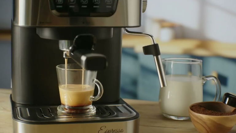 Tu espresso de bar en casa: esta cafetera con bomba italiana de alta presión baja a su precio más tentador