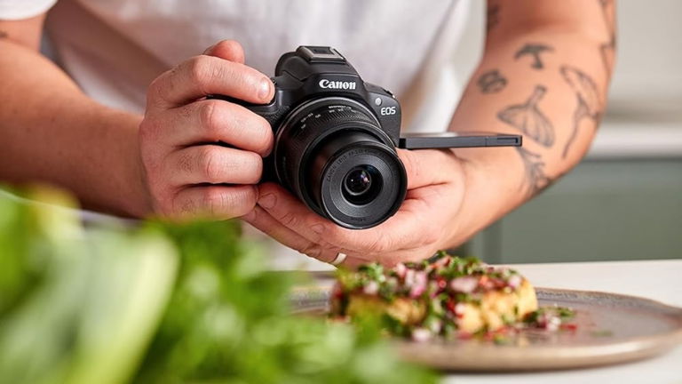 Canon vuelve a tirar el precio de una de sus mejores cámaras Evil: 175 euros de descuento y objetivo incluido