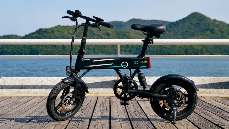 Es pequeña, pilla los 25 kilómetros por hora y solo cuesta 350 euros: esta bicicleta eléctrica pegable es toda una compraza