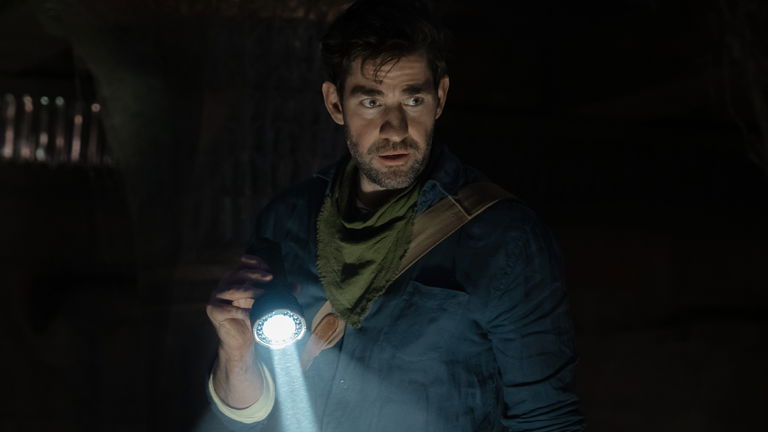 John Krasinski se viste de Indiana Jones en su nueva película para Apple TV+, a estrenar esta misma semana