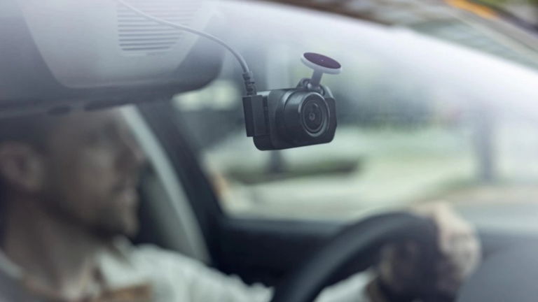La mejor dash cam ultracompacta de Garmin está a su precio más bajo en Amazon