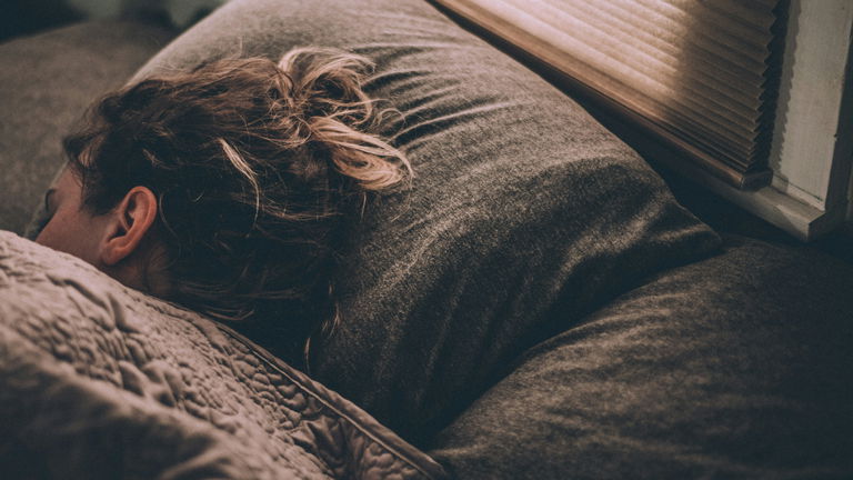 Si duermes mucho, podrías estar cargándote tu cerebro: mucho cuidado