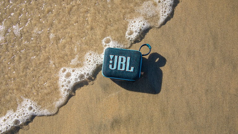 El mejor altavoz mini para verano está rebajado, preparado para que te lo lleves a la playa