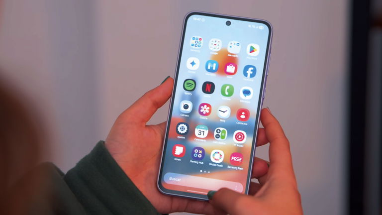 Baja de precio este móvil de gama media Samsung con pantalla top, buenas cámaras y 6 años de soporte