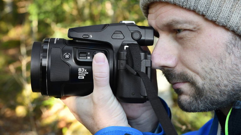 Esta Nikon lo ve todo: zoom 83x, fotos en RAW y grabación 4K en un solo cuerpo