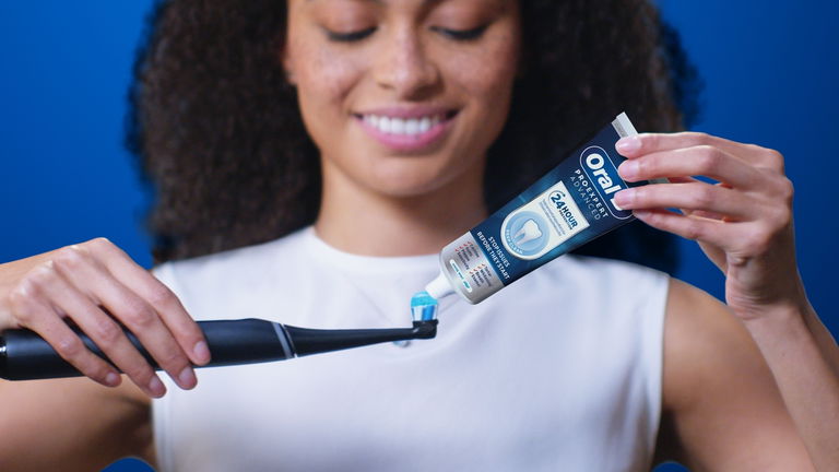 Por menos de 50 euros te puedes llevar uno de los mejores cepillos de dientes eléctricos de Oral-B