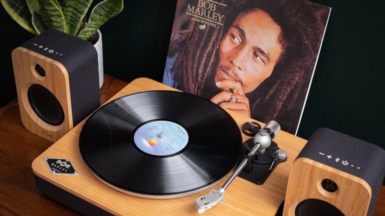 El vinilo nunca sonó tan bien (ni tan bonito): tocadiscos con altavoces Bluetooth y alma sostenible a mínimo histórico