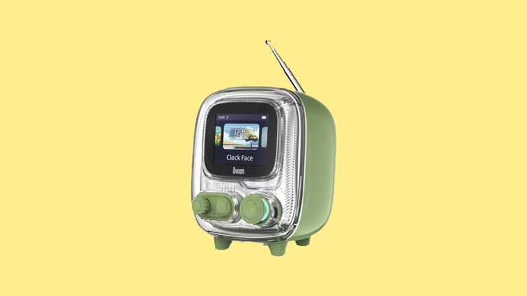 Este mini altavoz con Bluetooth, alarma y juegos retro es ideal para tus vacaciones de verano