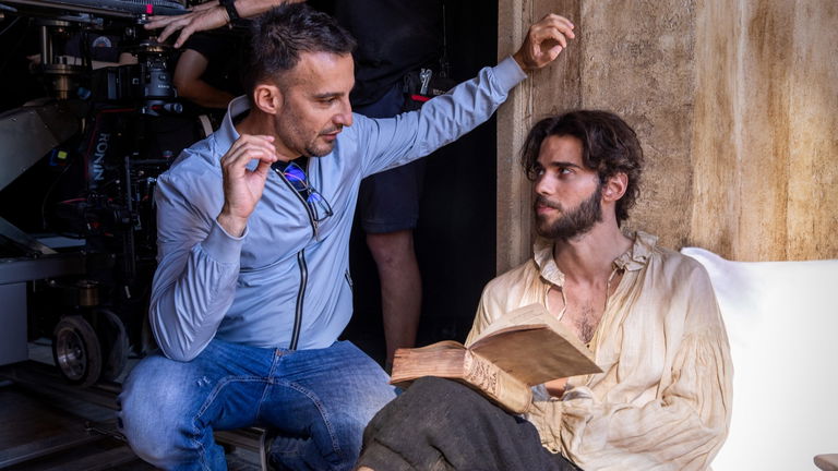 Cervantes coquetea con la bisexualidad en la nueva película de Alejandro Amenábar sobre su vida y cautiverio en Argel