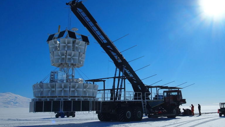 El misterio de las señales de radio que bombardean la Antártida desde las profundidades puede cambiarlo todo