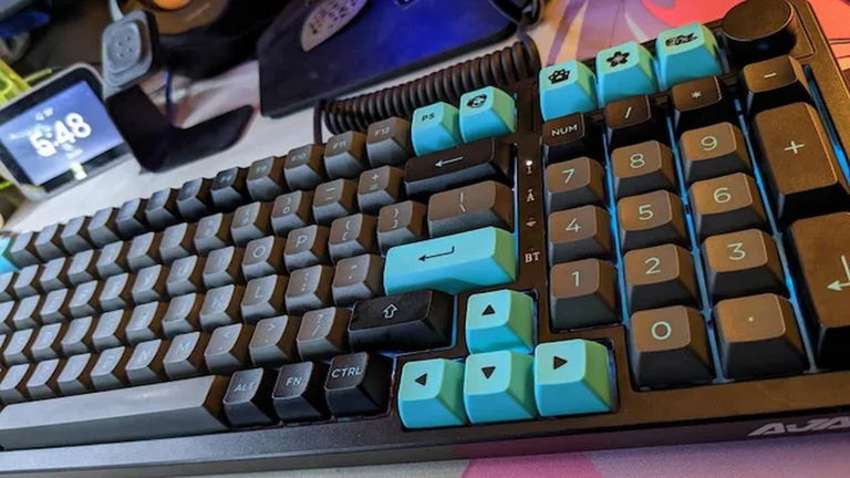 Este teclado mecánico retro de gran tamaño queda bien en cualquier oficina y es perfecto para puristas del diseño