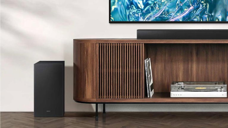 Tiene Dolby Atmos, subwoofer inalámbrico y sonido inteligente: hunde su precio esta barra de sonido Samsung