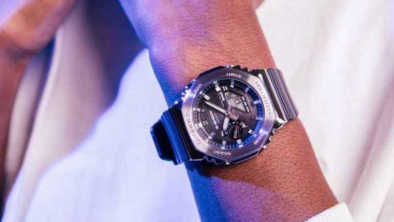 Resistente, conectado y con batería infinita: Casio firma su reloj más completo y hoy lo baja de precio