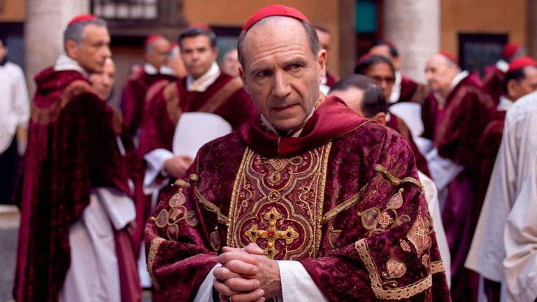 Ya tienes disponible en Movistar Plus+ la película 'Cónclave', un film premiado en los Óscar 2025 que nos muestra cómo es la elección de un Papa