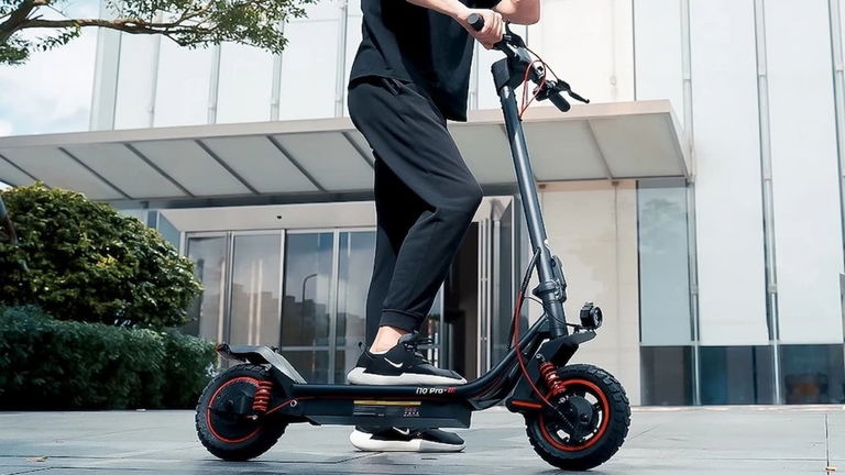 Este patinete eléctrico de menos de 300 euros es el chollo del día: viene con un motor de 800 W y puede alcanzar los 45 kilómetros por hora