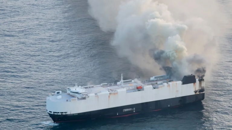 Un barco arde en medio del océano: el problema es que va cargado de vehículos eléctricos
