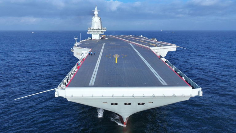 El gigantesco portaaviones de China no es solo eso, también la increíble madre de un enjambre de drones