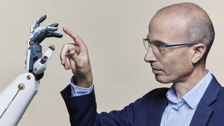 Yuval Noah Harari, historiador y experto tecnológico: "Muchos humanos están siendo despedidos del trabajo y siendo reemplazados por IA"