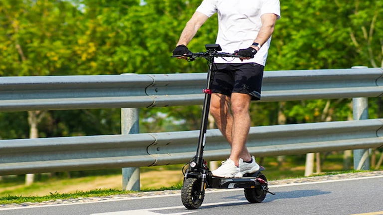 Motor de 800 W y autonomía para 45 kilómetros: esta bestia de dos ruedas cuesta poco más de 300 euros