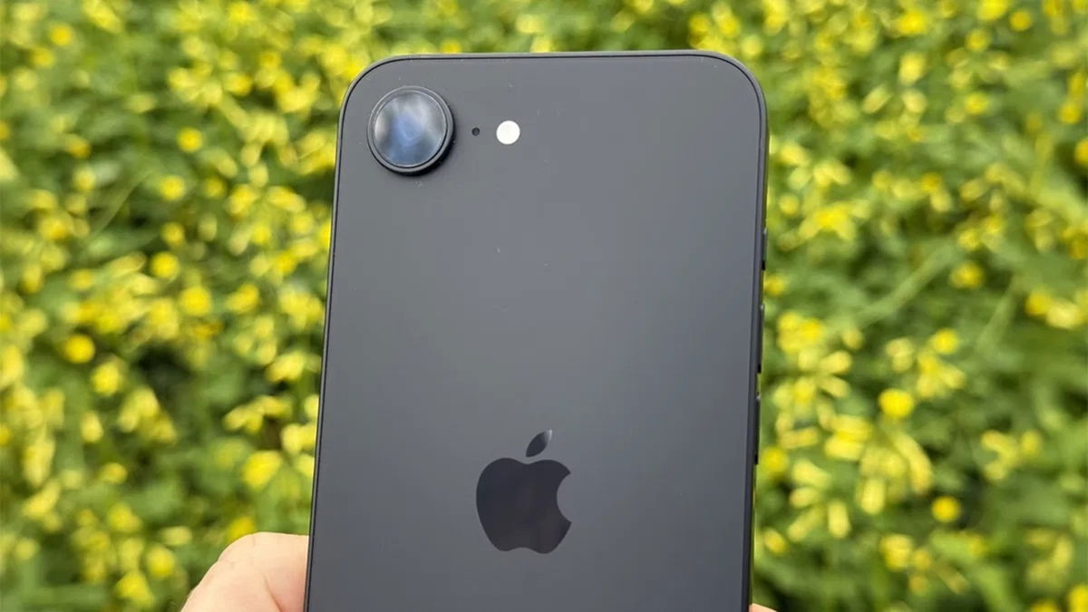 Vuelve el ofertón por el iPhone 16e, el móvil más equilibrado de Apple: lo tienes en negro con 120 euros de descuento