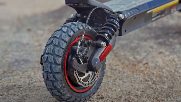 Doble motor con 2000 W, ruedas todoterreno y 150 euros de descuento en este patinete eléctrico de alta gama