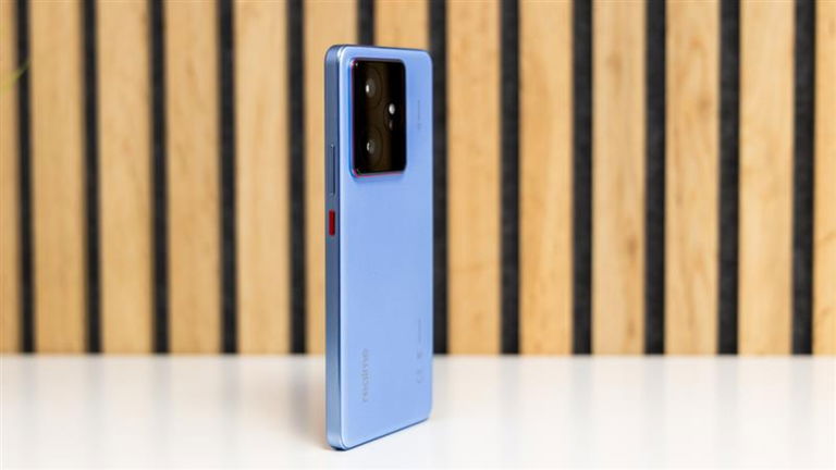Difícil de igualar: este gama alta económico, por menos de 500 euros, tiene 7000 mAh de batería y un brillo de 6000 nits