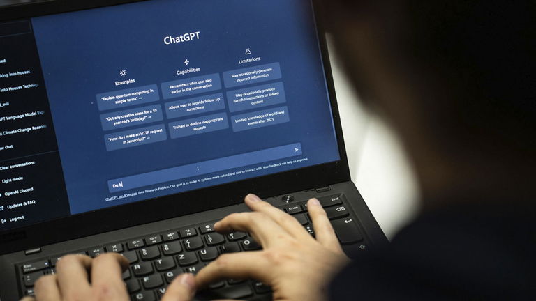 Microsoft no es capaz de convencer a las empresas para que usen Copilot. La culpa es de ChatGPT